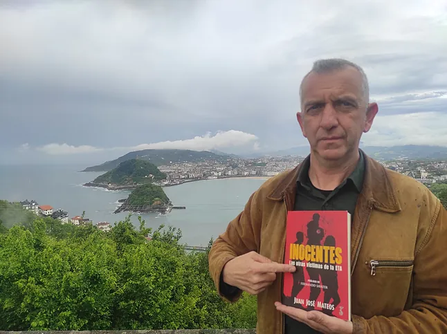 Juan José Mateos, con la portada del libro que publica, 'Inocentes'
